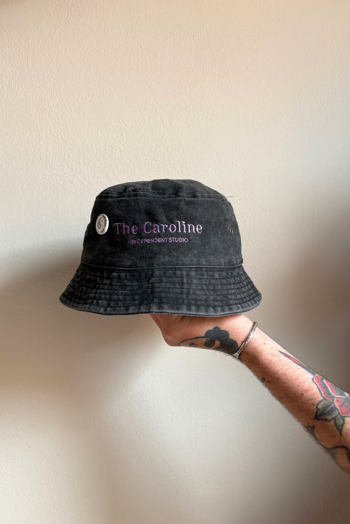 Cappellino con ricamo e spilla