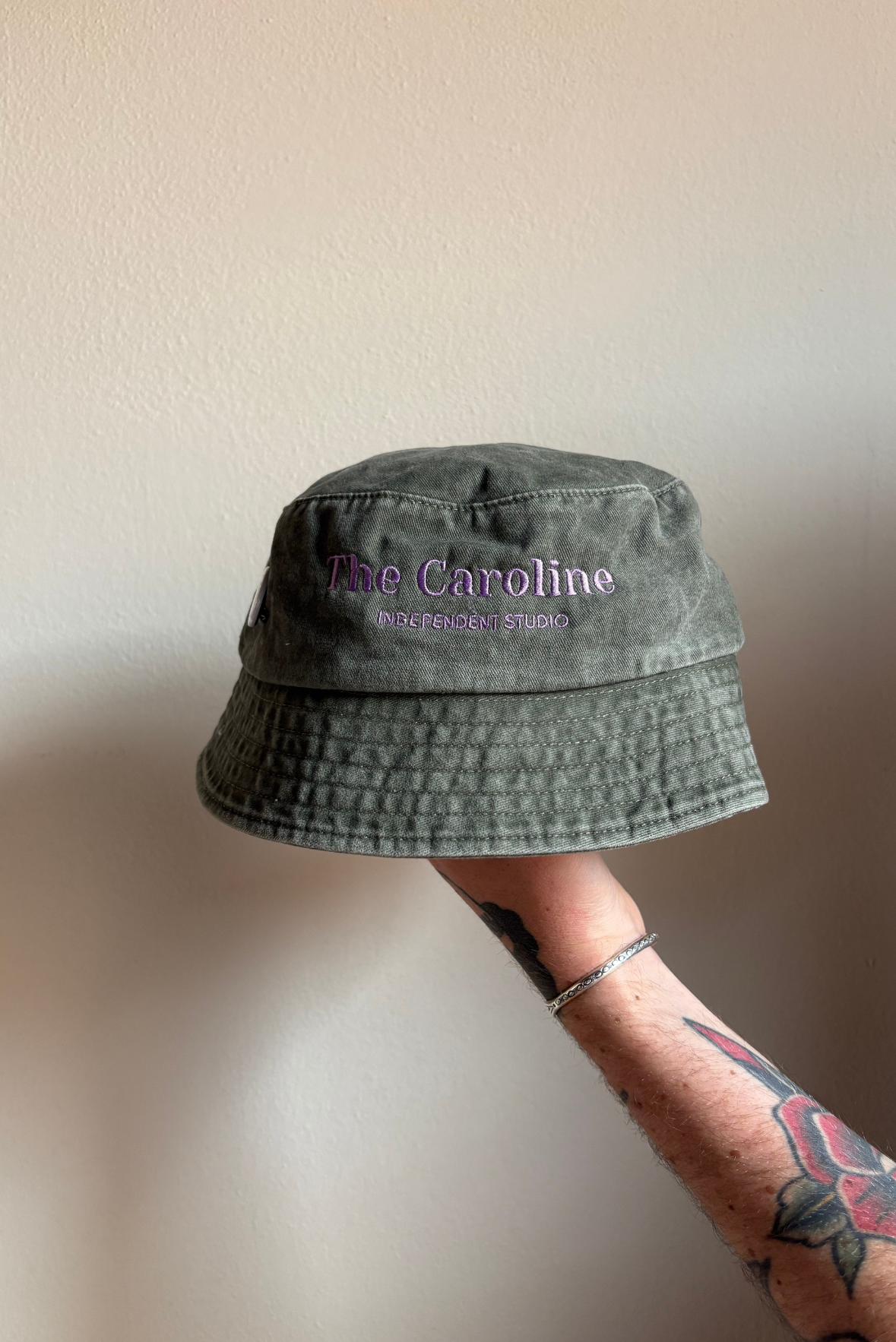 Cappellino con ricamo e spilla
