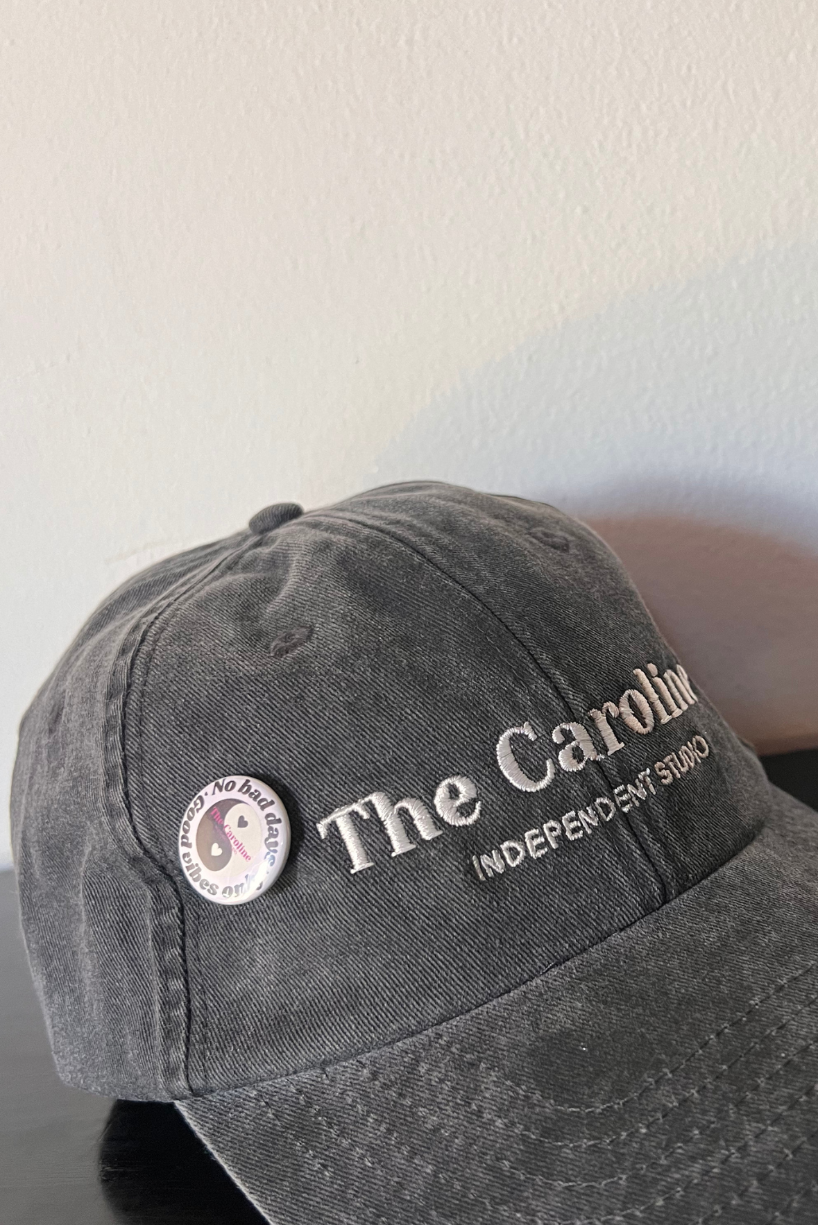 Cappellino con ricamo e spilla