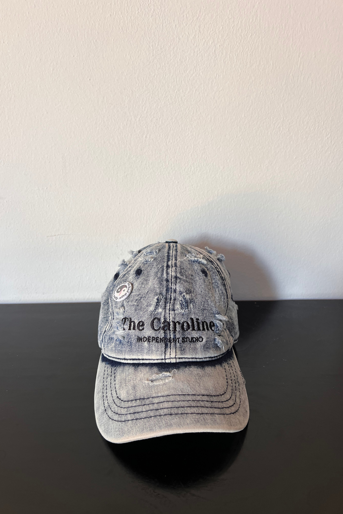 Cappellino con ricamo e spilla