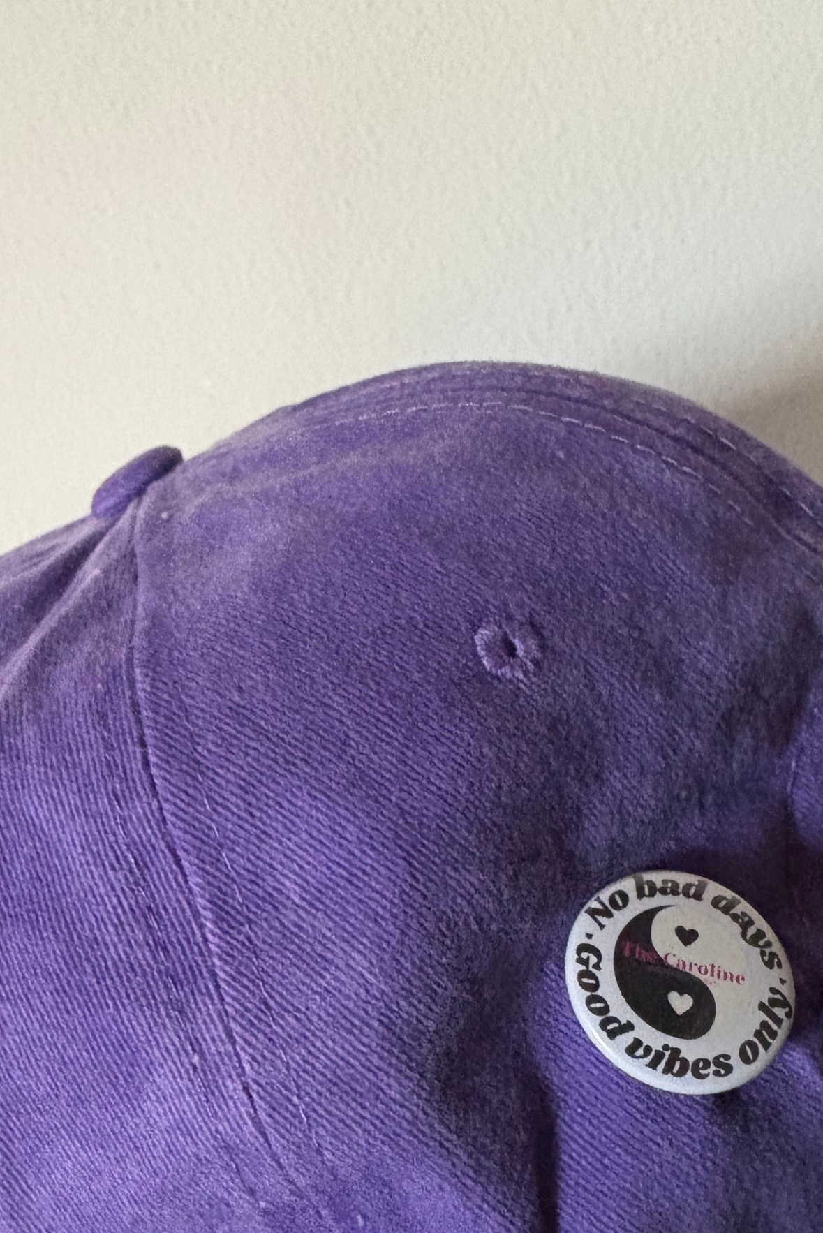 Cappellino con ricamo e spilla