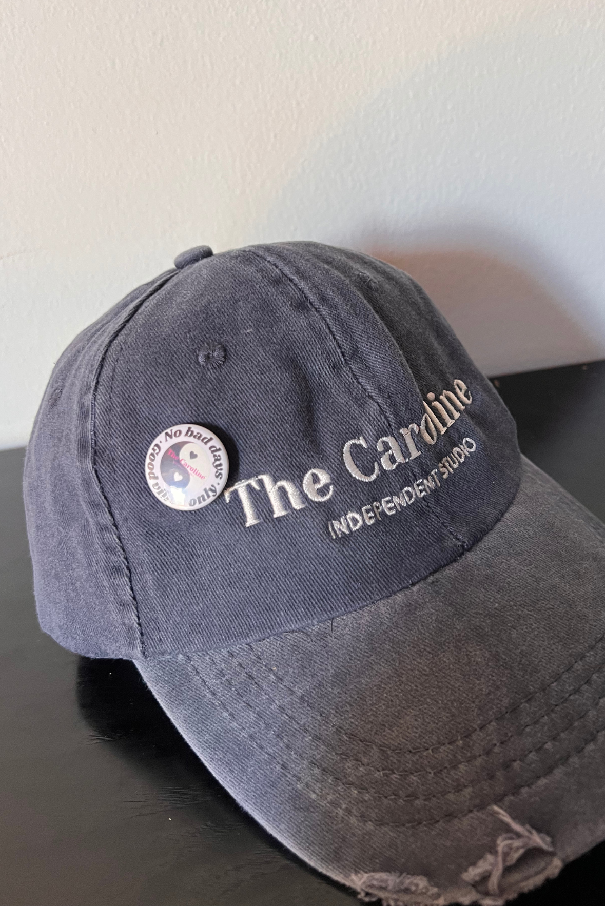 Cappellino con ricamo e spilla