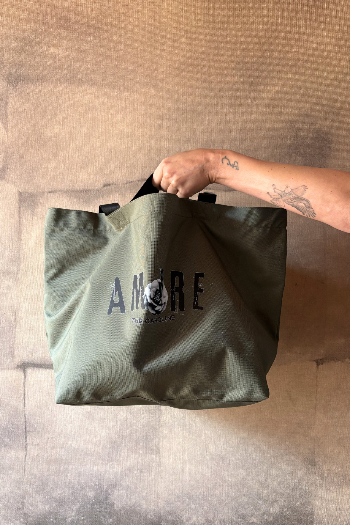 Borsa shopping grande in nylon di riciclo con stampa AMORE