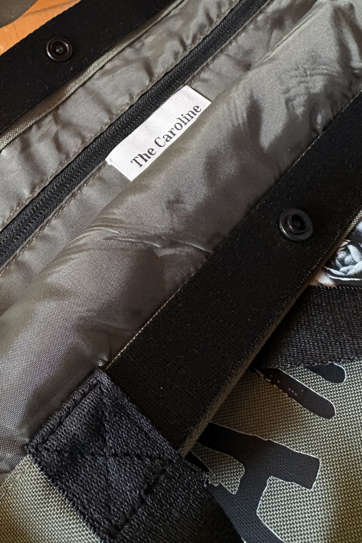 Borsa shopping grande in nylon di riciclo con stampa AMORE