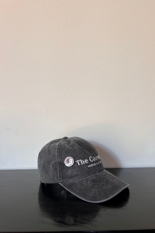 Cappellino con ricamo e spilla