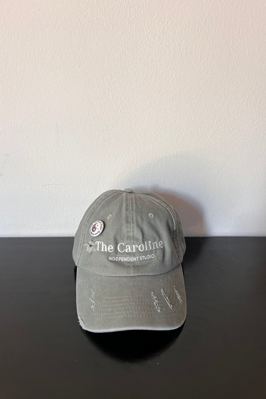 Cappellino con ricamo e spilla