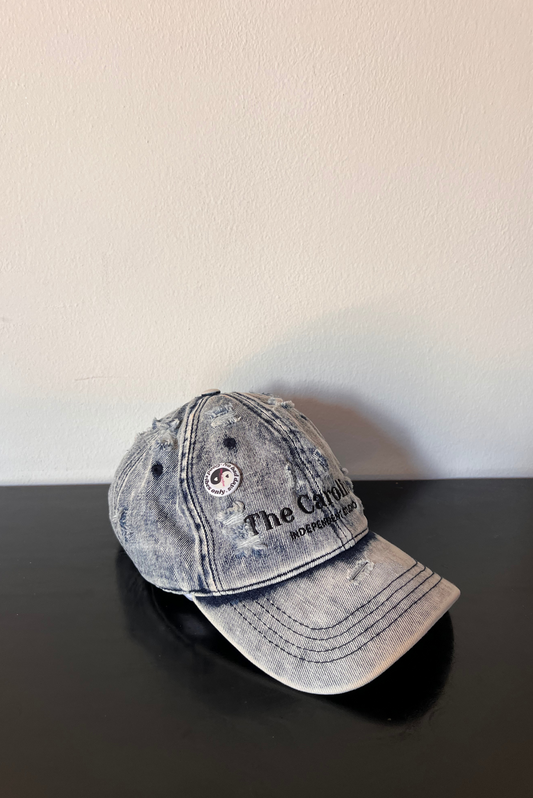 Cappellino con ricamo e spilla