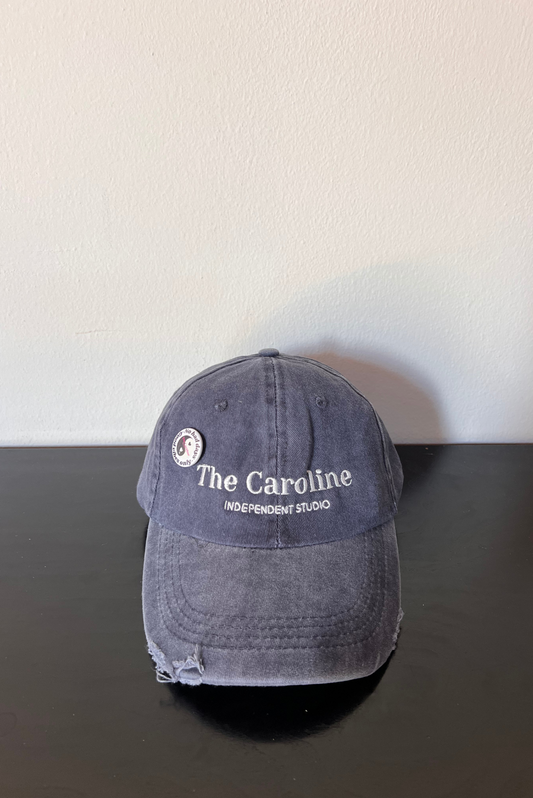 Cappellino con ricamo e spilla